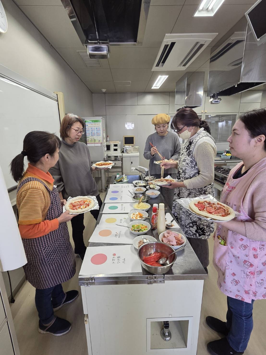 料理講座で参加者が食材を選びながら調理している様子